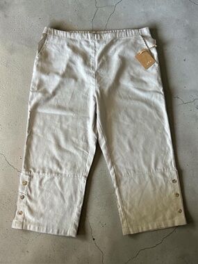 DKR Canada Designed Women's Light Sand Capris